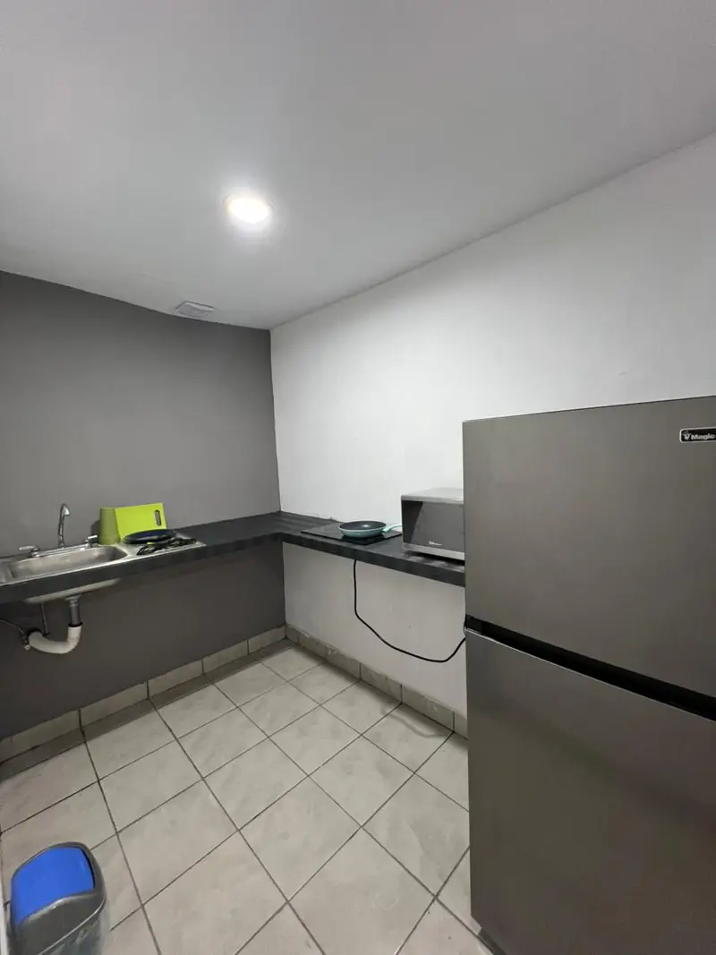 Área de cocina con refrigerador y estufa del alojamiento junto al Hospital General