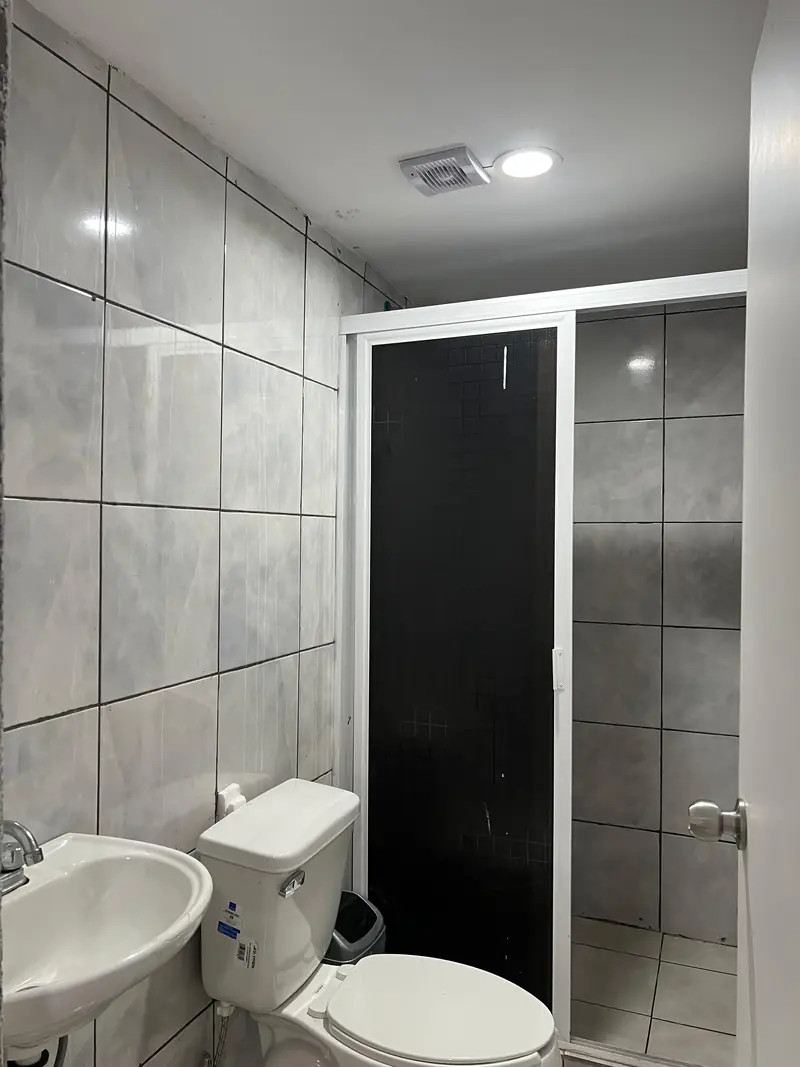 Baño completo con agua caliente del cuarto en renta en Ciudad Victoria, Tamaulipas